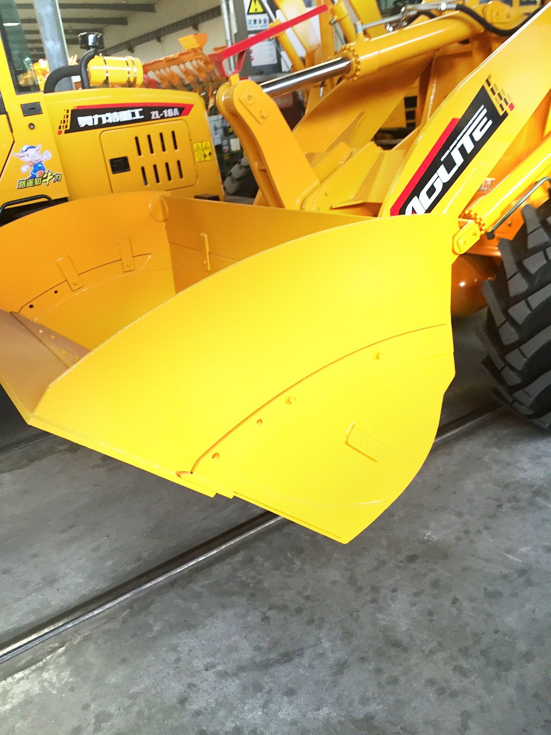 aditamento-cucharon-cargador-frontal-compacto3